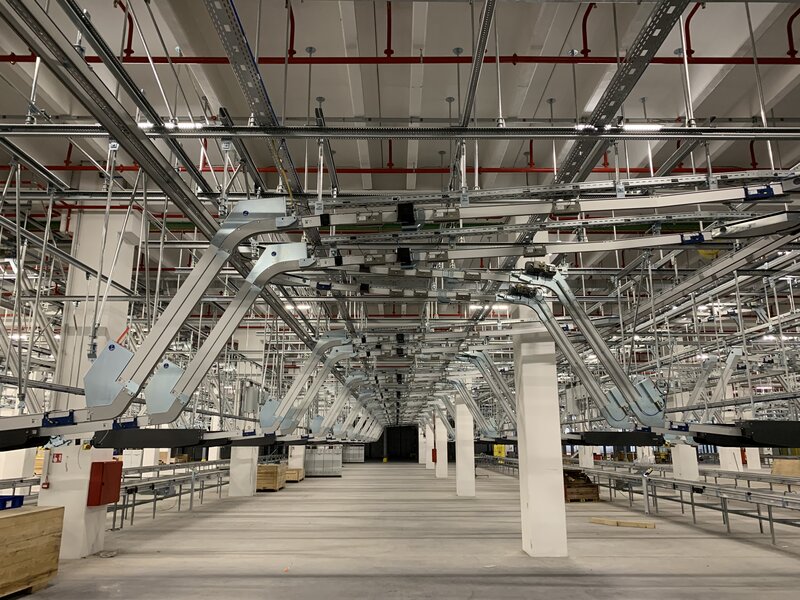 Electricieni, lacatusi si necalificati.