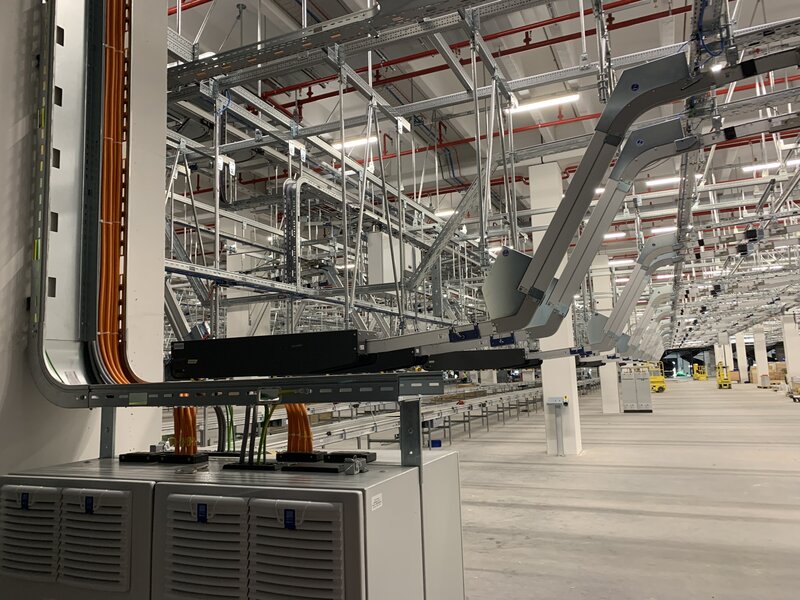 Electricieni, lacatusi si necalificati.