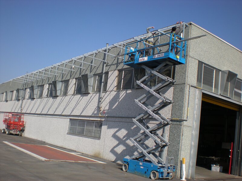 Electricieni, lacatusi si necalificati.