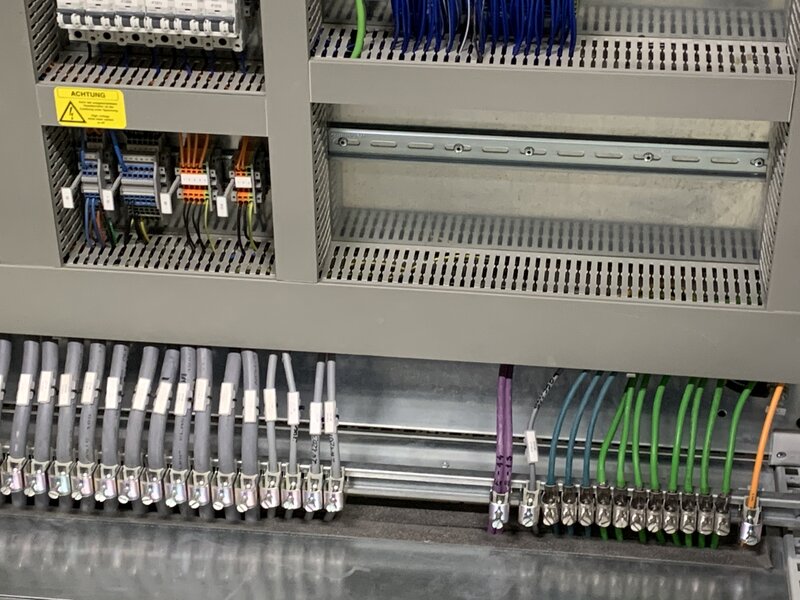 Electricieni, lacatusi si necalificati.