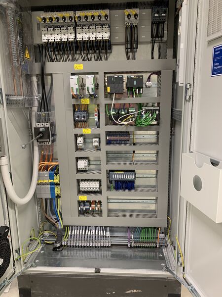 Electricieni, lacatusi si necalificati.