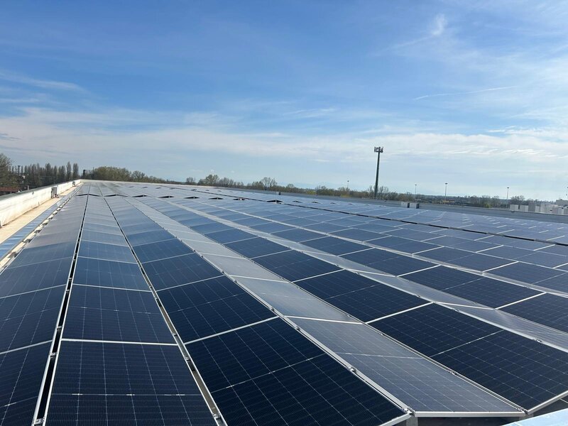 Electricieni, lacatusi si necalificati.